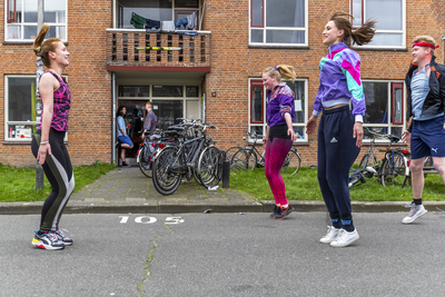 903719 Afbeelding van studenten in de Ina Boudier-Bakkerlaan te Utrecht tijdens hun ochtendgymnastiek in de buitenlucht ...